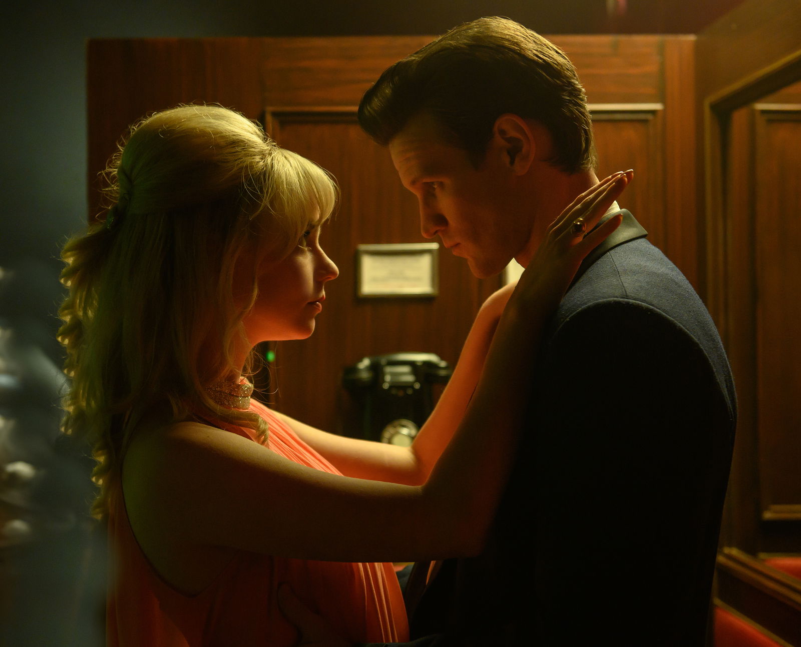 Clicca per vedere l'immagine originale Anya Taylor-Joy e Matt Smith soi abbracciano