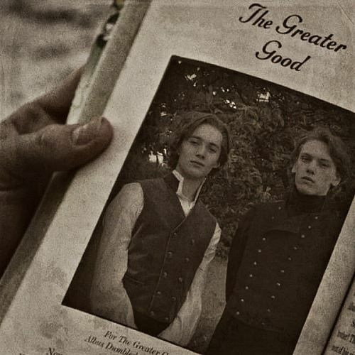 Silente e Grindelwald da giovani I giovani Silente e Grindelwald in una scena della saga Harry Potter