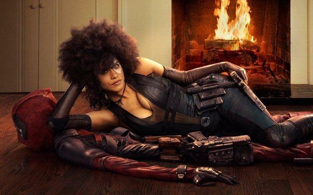 Clicca per vedere l'immagine originale Zazie Beetz adagiata su Deadpool nella prima immagine ufficiale