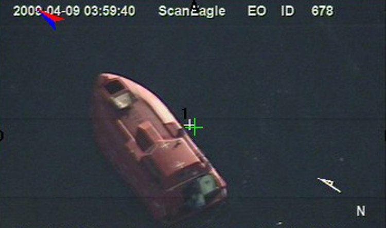La scialuppa di salvataggio della Maersk Alabama su cui fuggono i sequestratori