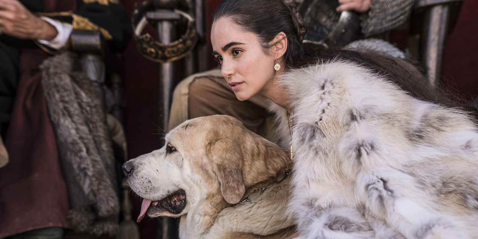 Klikk for å se originalbildet En av hovedpersonene klemmer en hund