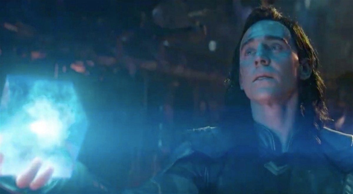 Loki offre a qualcuno il Tesseract in una scena del trailer di Infinity War