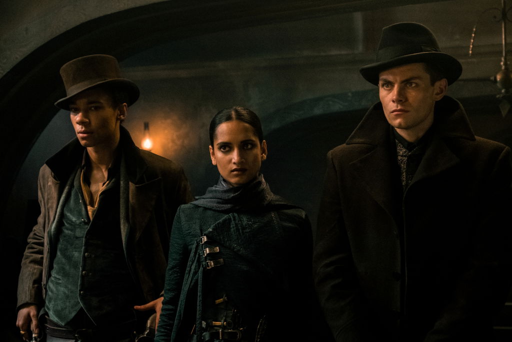 Clicca per vedere l'immagine originale I criminali Jasper Fahey, Inej Ghafa e Kaz Brekker