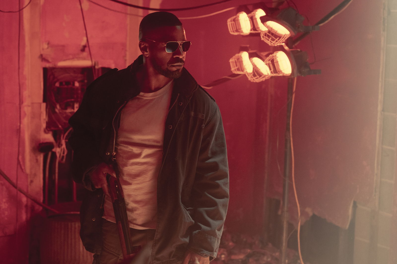 Clicca per vedere l'immagine originale Jamie Foxx in una scena di Project Power