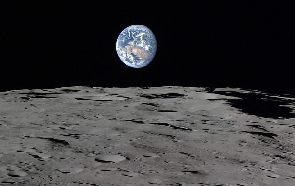 Primo piano del suolo lunare con vista sulla Terra