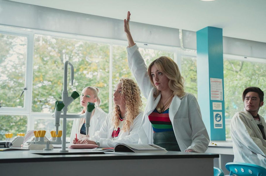 Η Aimee Lou Wood ως Aimee στη σειρά Sex Education του Netflix