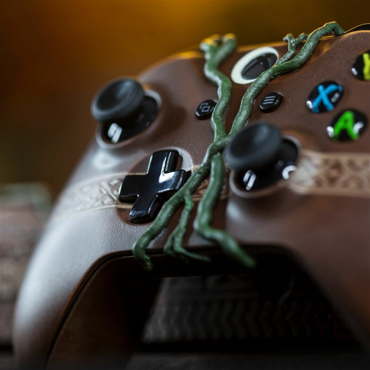 Il controller di Xbox One X dedicato a Shadow of the Tomb Raider