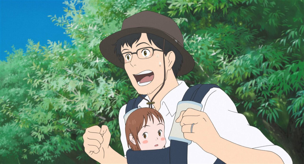 Il papà di Kun e la piccola Mirai in una scena del film di Mamoru Hosoda