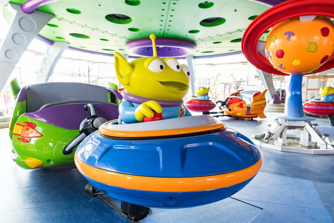 Clicca per vedere l'immagine originale Alien Swirling Saucers è una delle giostre presenti nell'aera Toy Story Land di Disney Resort di Orlando
