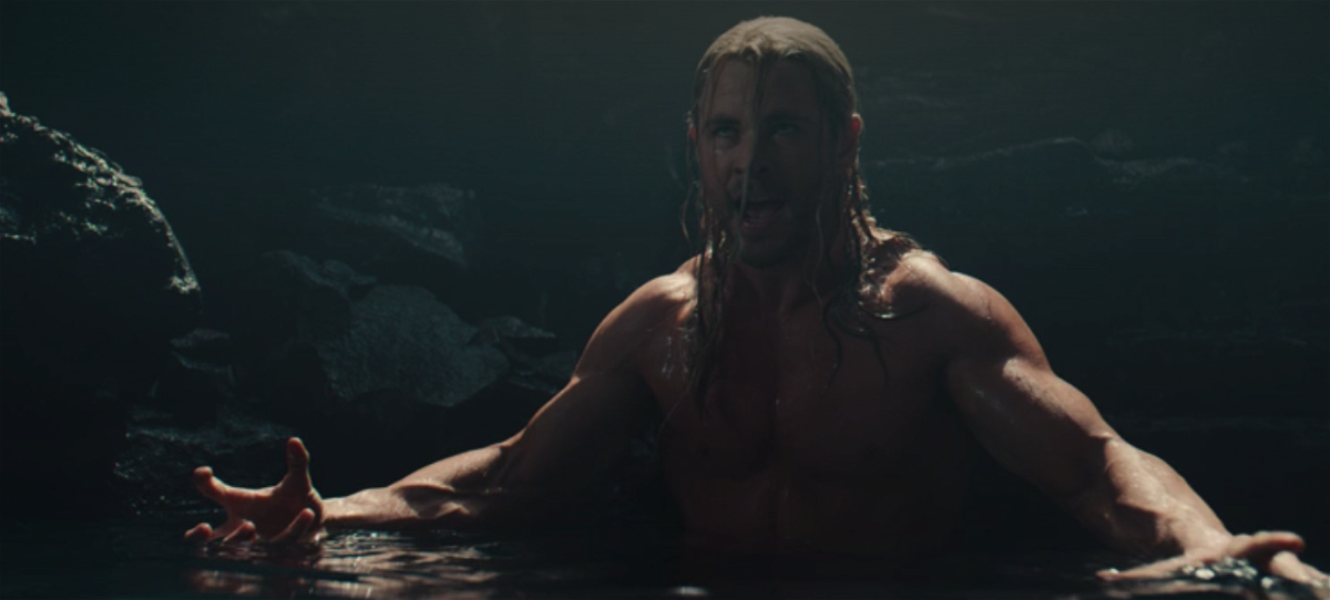 Thor in acqua a petto nudo