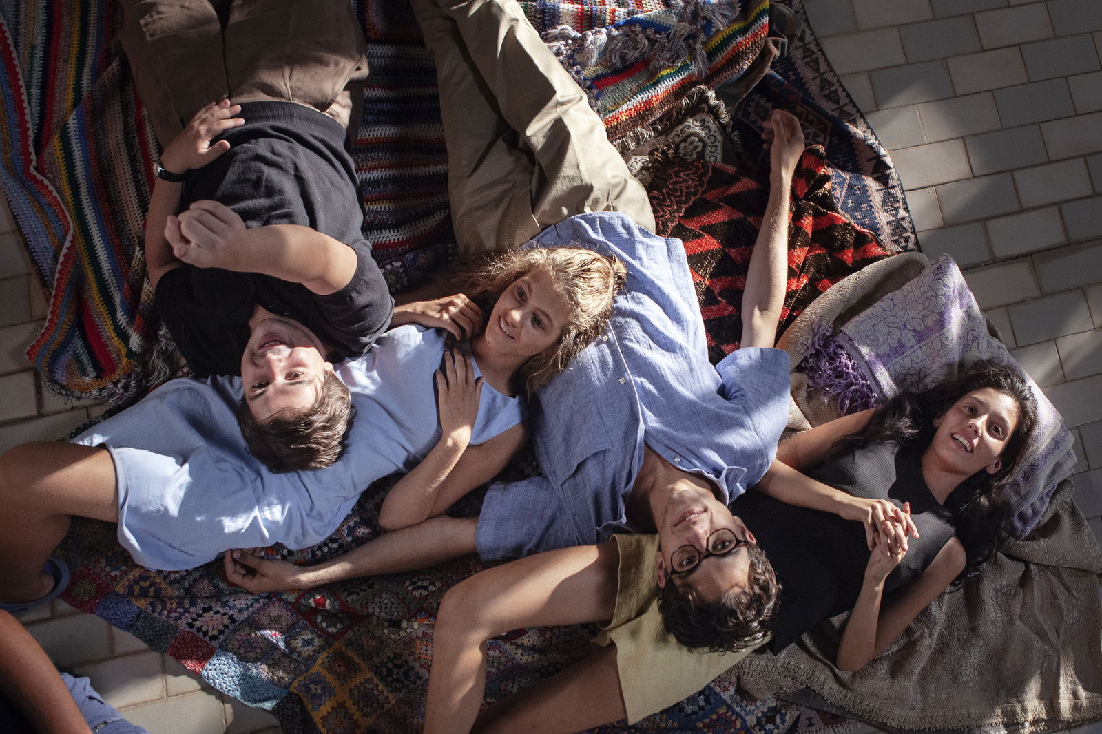Clicca per vedere l'immagine originale Lila, Elena, Nino e Bruno sdraiati insieme