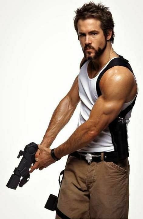 Ryan Reynolds inpugna una pistola in una scena del film Blade Trinity
