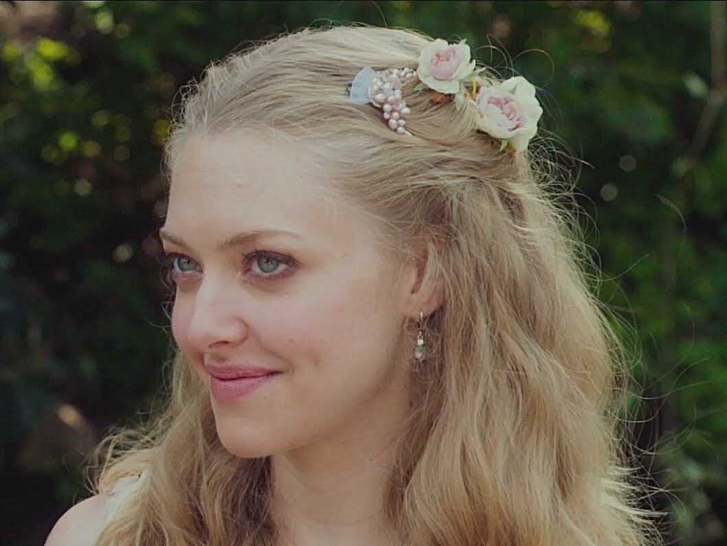 Clicca per vedere l'immagine originale Amanda Seyfriend in un primo piano di Big Wedding