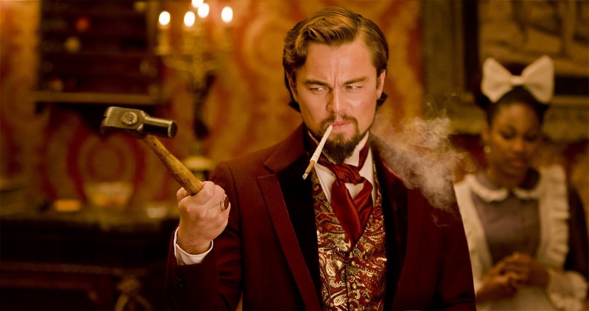 Candie (Leonardo DiCaprio) agita un martello
