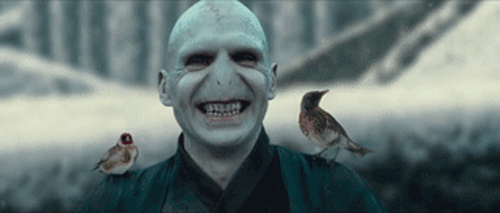 Voldemort sorridente tra gli uccellini
