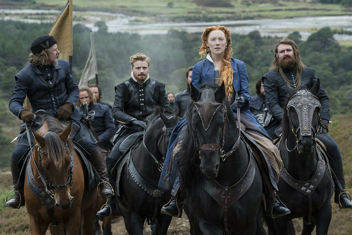 Saoirse Ronan guida la sua armata a cavallo in una scena del film