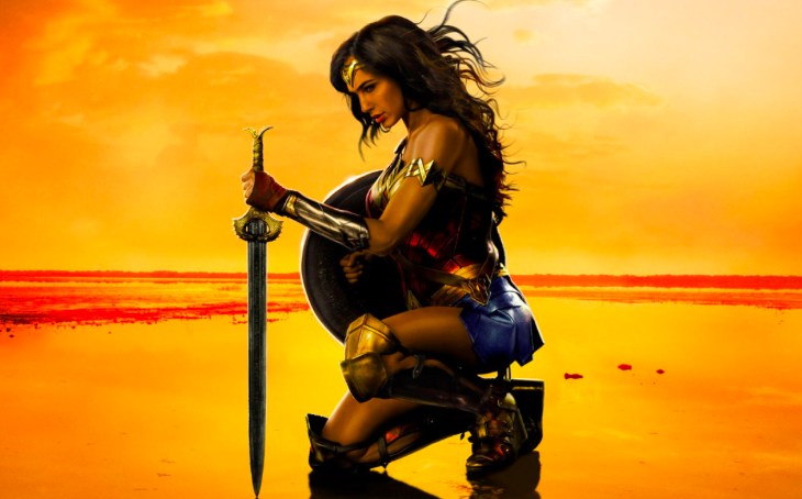 Wonder Woman inginocchiata con spada in mano, su sfondo arancione