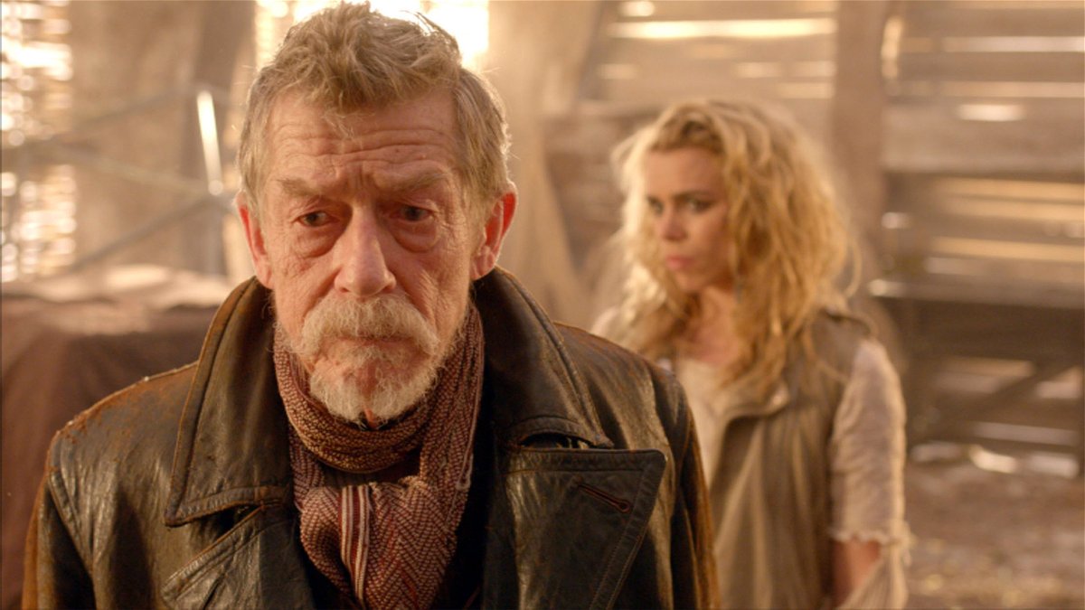 John Hurt nel ruolo del War Doctor insieme a Billie Piper (Rose)