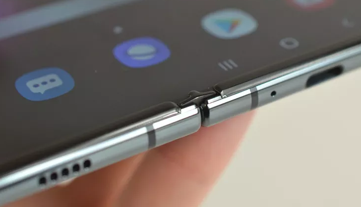 Il Galaxy Fold torna sul mercato con importanti modifiche Particolare della cerniera della nuova versione del Galaxy Fold