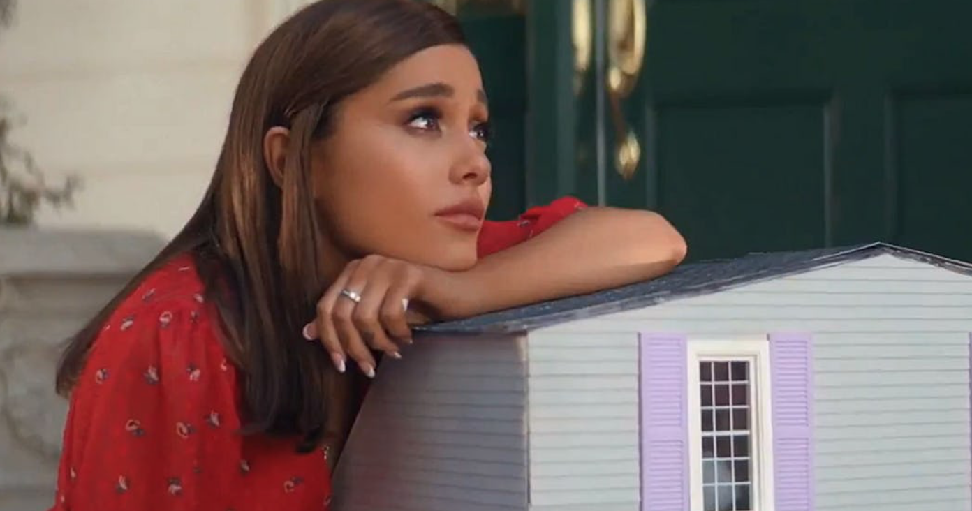 Clicca per vedere l'immagine originale 30 anni in un secondo omaggiato da Thank U Next