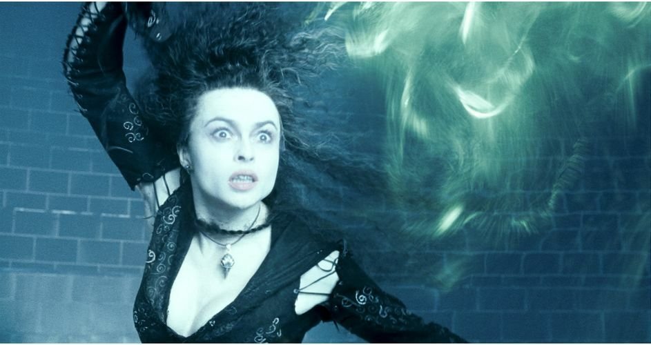 Bellatrix Lestrange lanza un hechizo mortal en Harry Potter y la Orden del Fénix.