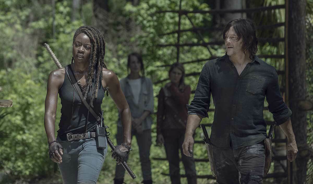 The Walking Dead chiuderà tra due stagioni? Dana Gurira e Norman Reedus in The Walking Dead