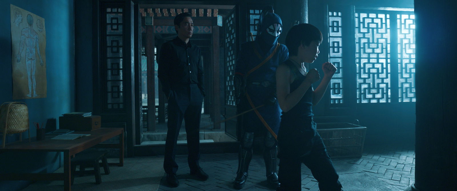 Clicca per vedere l'immagine originale Shang-Chi si allena sotto lo sguardo di Death Dealer e il Mandarino