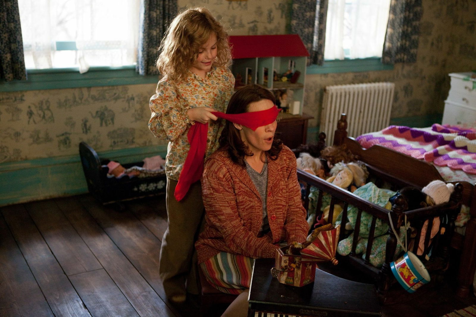 Clicca per vedere l'immagine originale Carolyn e sua figlia giocano a battimani in The Conjuring