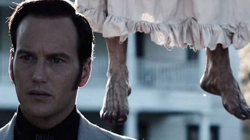 Clicca per vedere l'immagine originale I piedi della strega impiccata alle spalle di Ed in una scena di The Conjuring