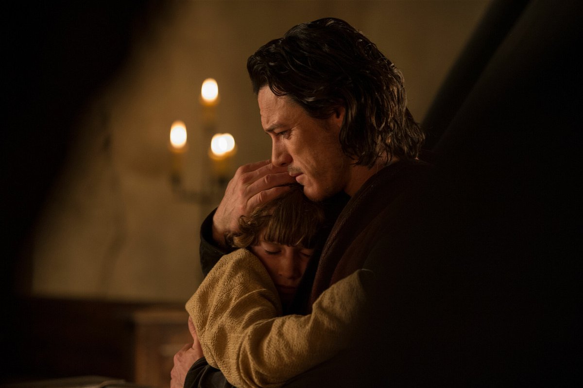 Vlad (Luke Evans) abbraccia il figlio Ingeras (Art Parkinson)