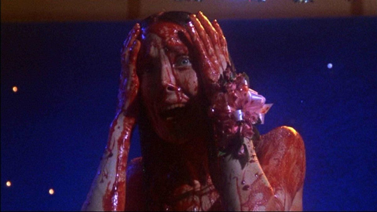 Sissy Spacek (Carrie) ricoperta di sangue dopo uno scherzo crudele dei suoi compagni di scuola al ballo.