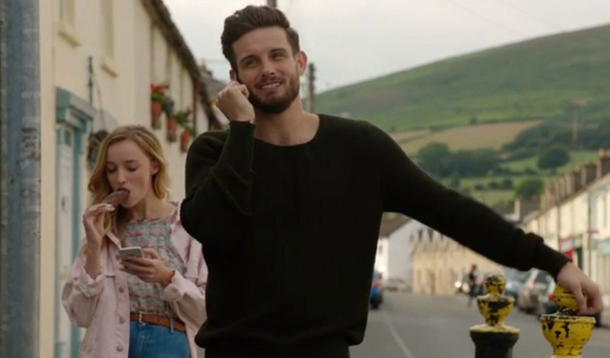 Clicca per vedere l'immagine originale Phoebe Dynevor in una scena Younger