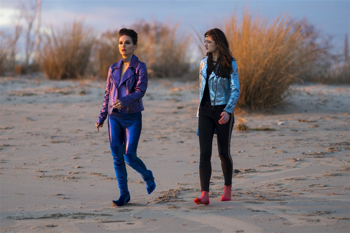 Natalie Portman e Raffey Cassidy in spiaggia in una scena di Vox Lux