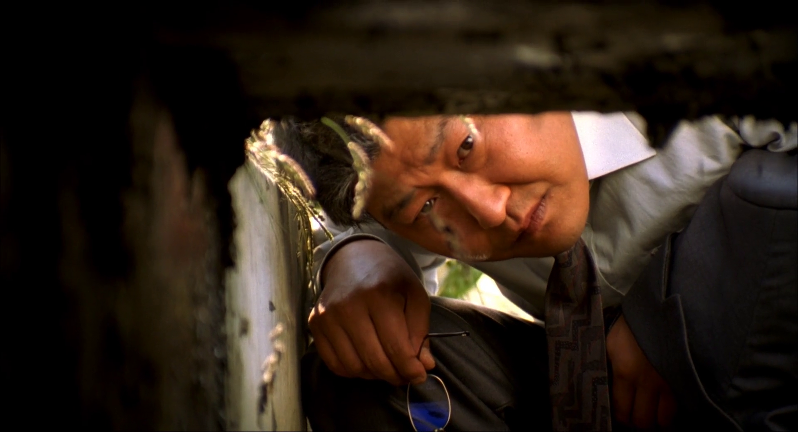 Clicca per vedere l'immagine originale Il detective Park guarda nella canalina di scolo alla fine di Memorie di un assassin