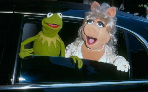 Clicca per vedere l'immagine originale Kermit e Miss Piggy che spuntano dalla limousine