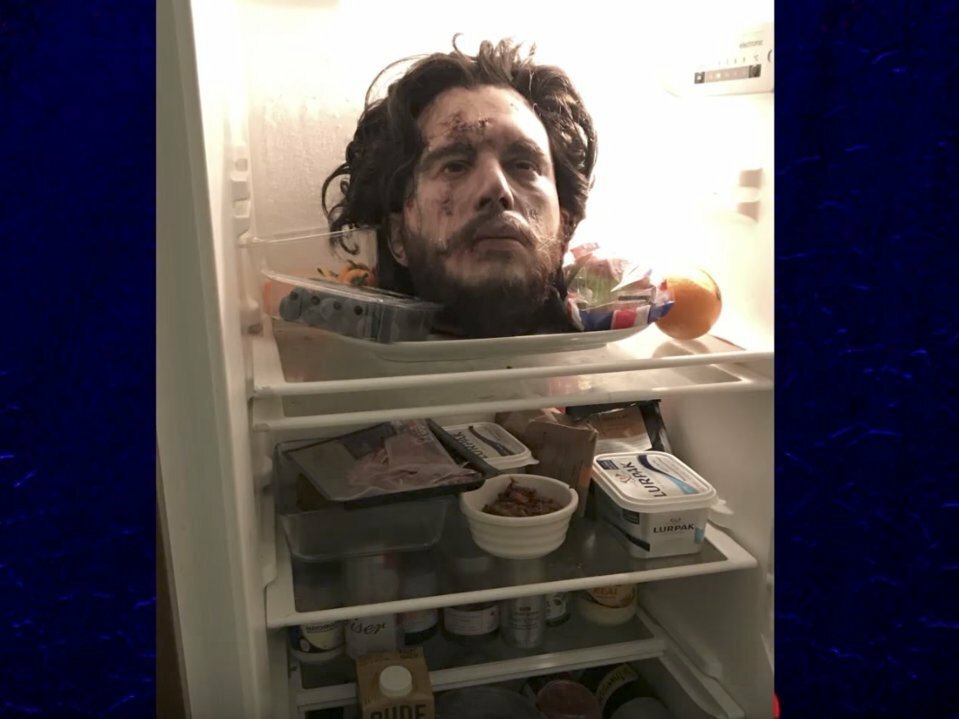 La testa mozzata di Kit Harington nel frigo
