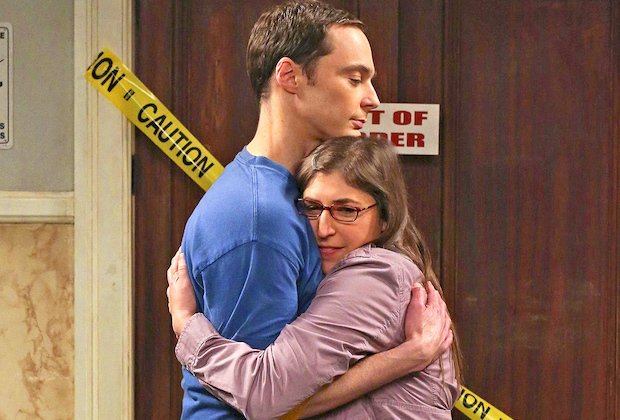 Sheldon e Amy si abbracciano