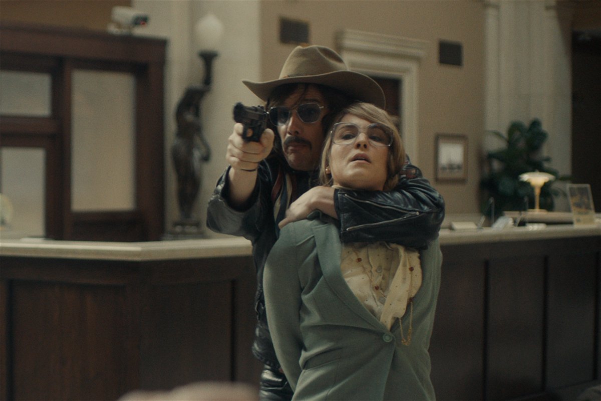 Ethan Hawke e Naomi Rapace nel film Stockholm