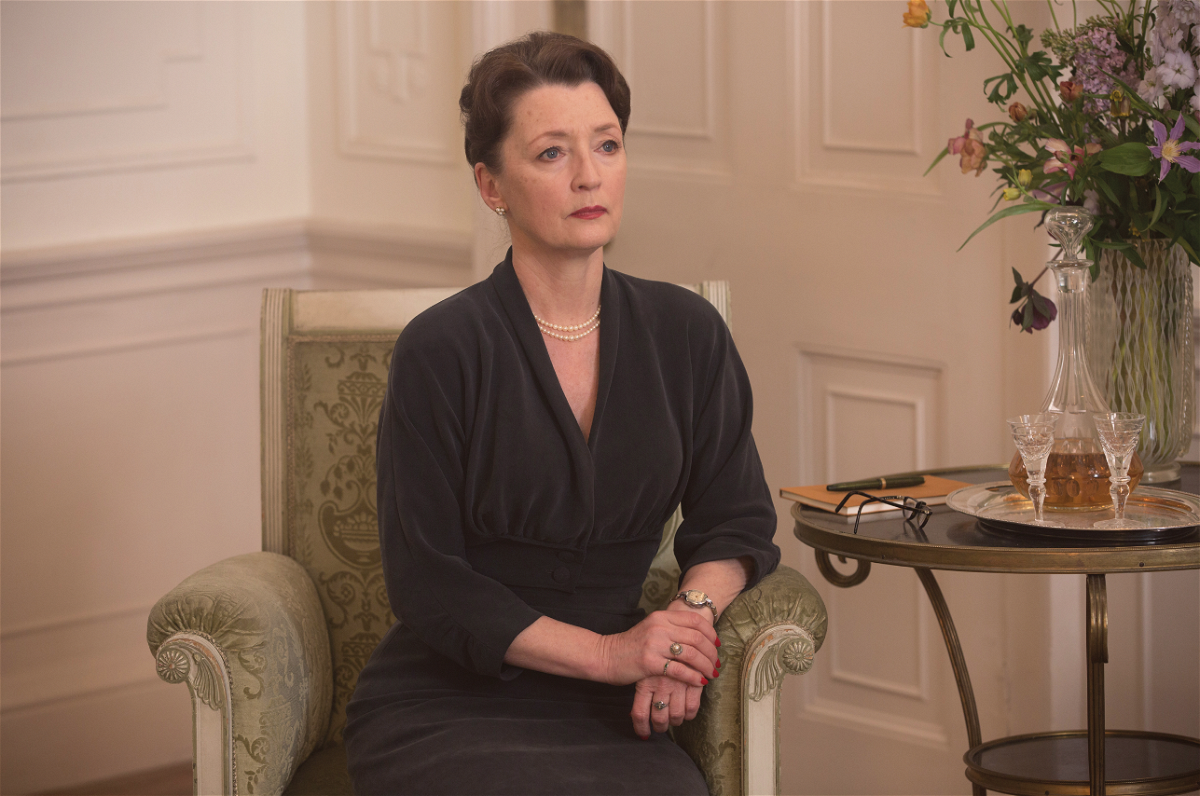 Lesley Manville nei panni di Cyril Woodcock