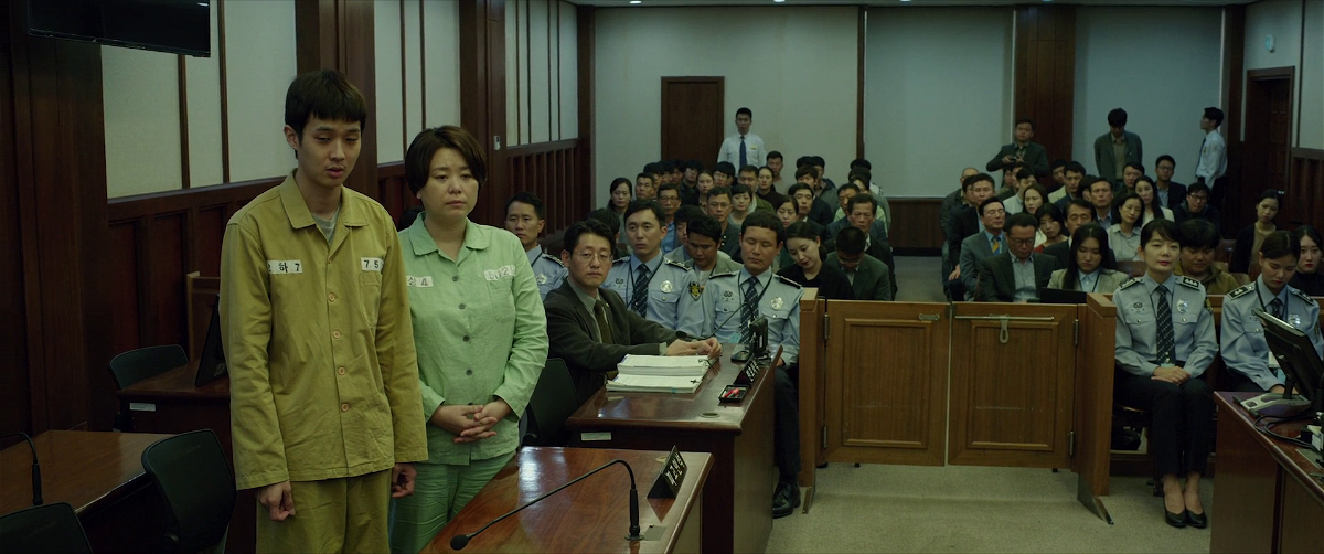 Ki-woo e la madre a processo nella scena finale di Parasite