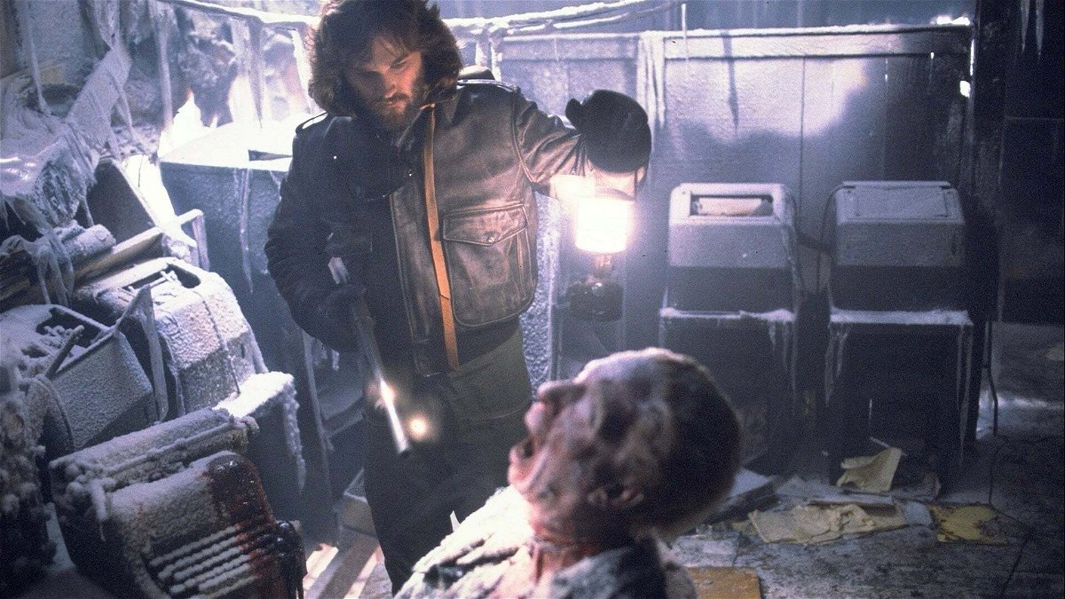 Kurt Russell in esplorazione in una stazione in Antartide in La cosa, di John Carpenter (1982)