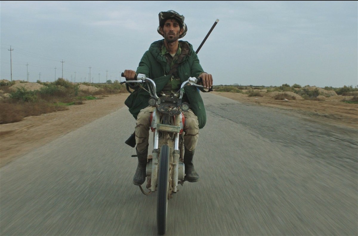 Un giovane siriano in motocicletta