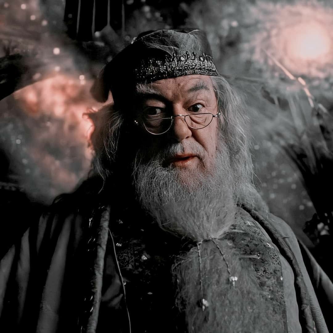 Dumbledore, en el Gran Salón de Hogwarts