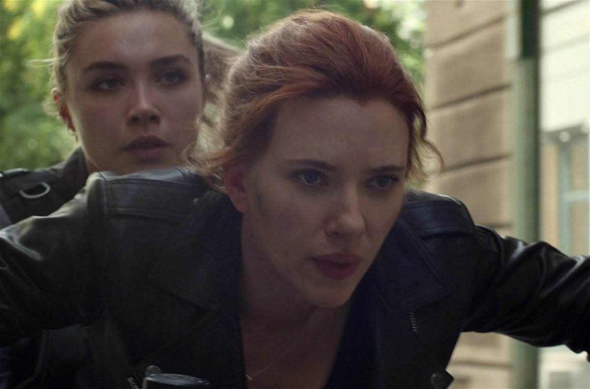 Scarlett Johansson e Florence Pugh in moto