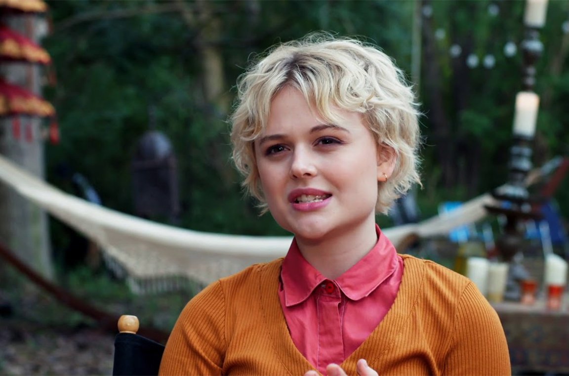 Emily Alyn Lind in primo piano