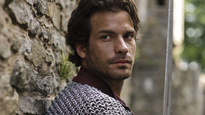 Clicca per vedere l'immagine originale Primo piano di Santiago Cabrera