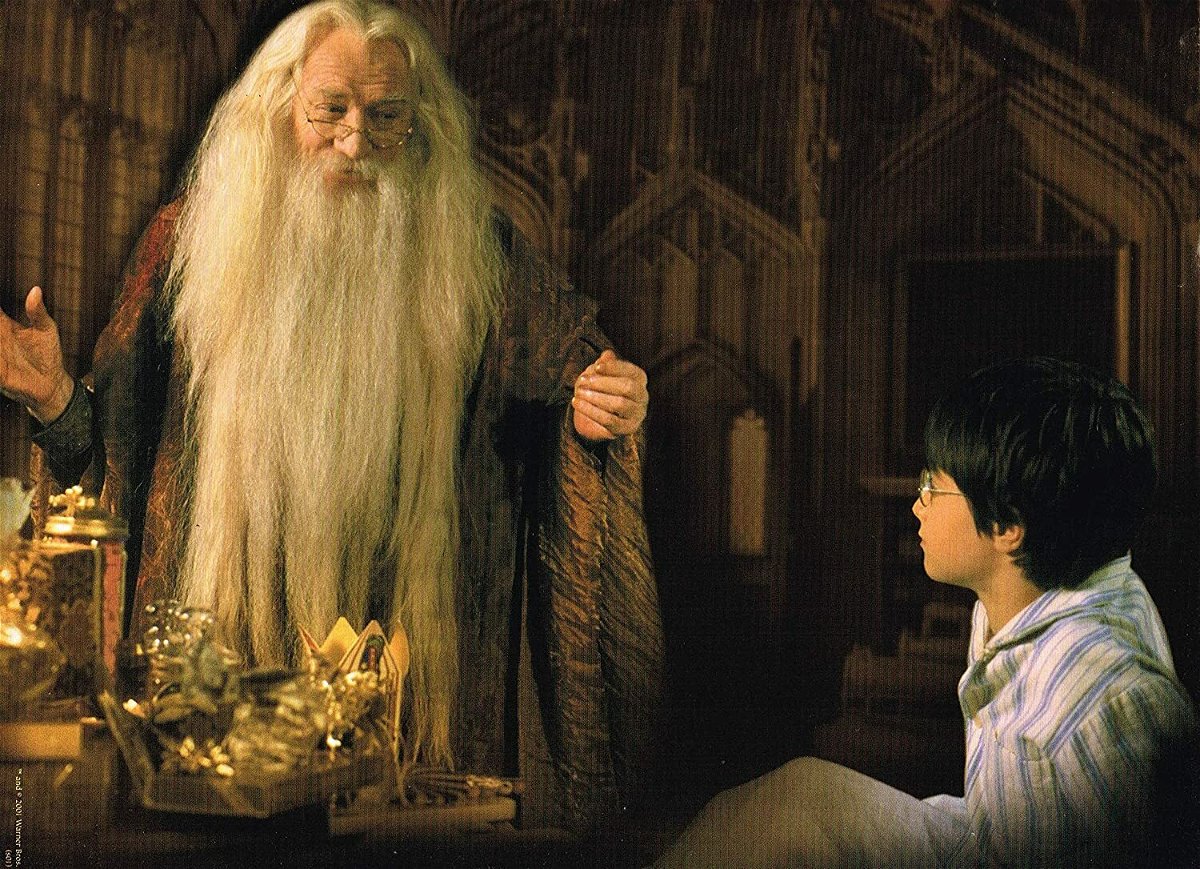 Dumbledore le ofrece dulces a Harry