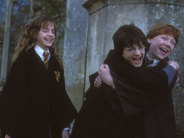 Harry, Ron ed Hermione in una scena di esultanza dei film