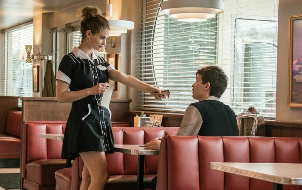 Lily Collins e Ansel Elgort si guardano negli occhi in una scena al diner di Baby Driver