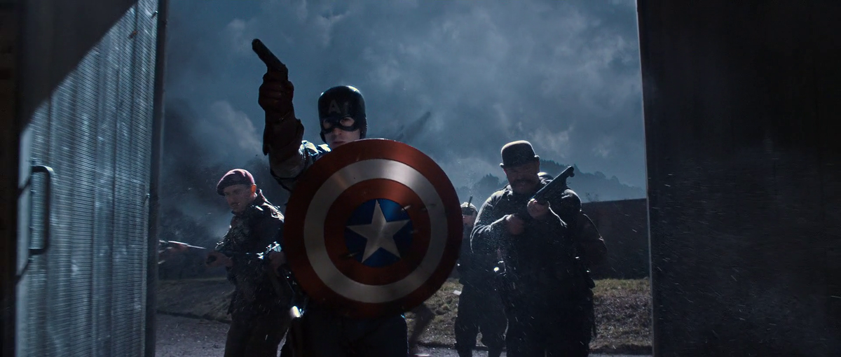 Clicca per vedere l'immagine originale Cap fa irruzione con altri uomini in una scena del primo Captain America